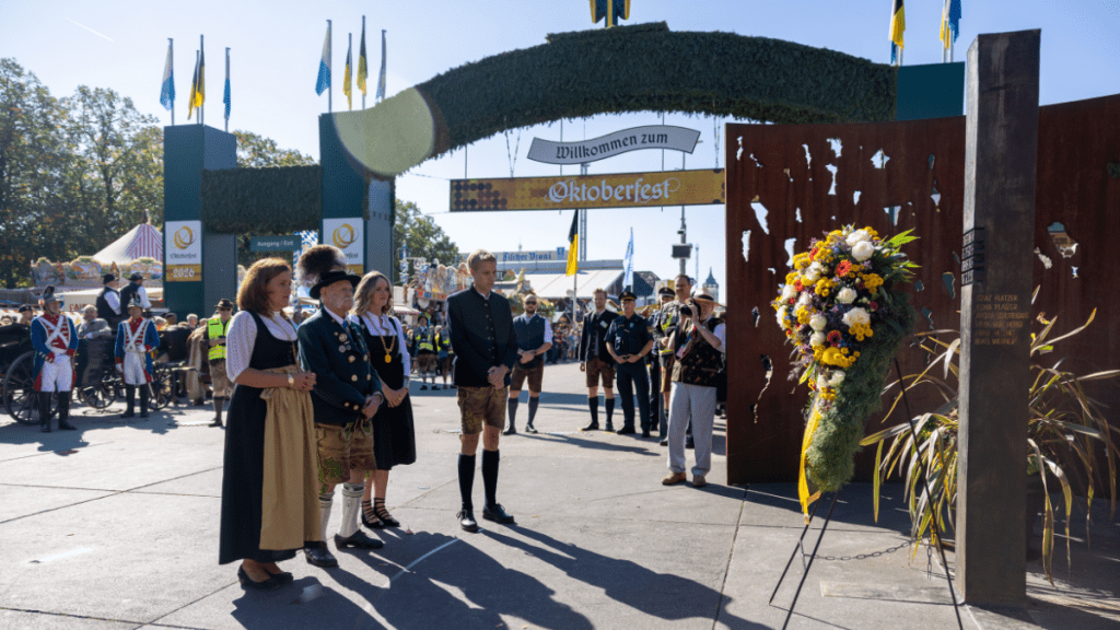 Dominik Krause, Mona Fuchs ve Verena Dietl, Oktoberfest saldırısı anıtının önünde