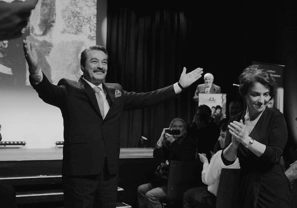 Nürnberg’de Kadir İnanır Onur Ödülü alırken. Mario Adorf kürsüde konuşma yapıyor; İnanır seyirciyi selamlıyor.