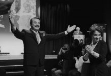 Kadir İnanır’a veda: “Kadir Abi” Almanya’da da derin izler bırakarak gitti… Nürnberg’de Kadir İnanır Onur Ödülü alırken. Mario Adorf kürsüde konuşma yapıyor; İnanır seyirciyi selamlıyor.