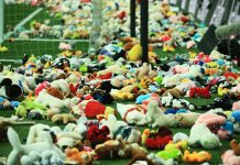 Beşiktaş maçında depremzede çocuklara pelüş oyuncak yağdı