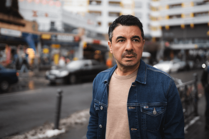 Ercan Karacaylı, ‘DRECK’ adlı tek kişilik oyun ile Münih'te