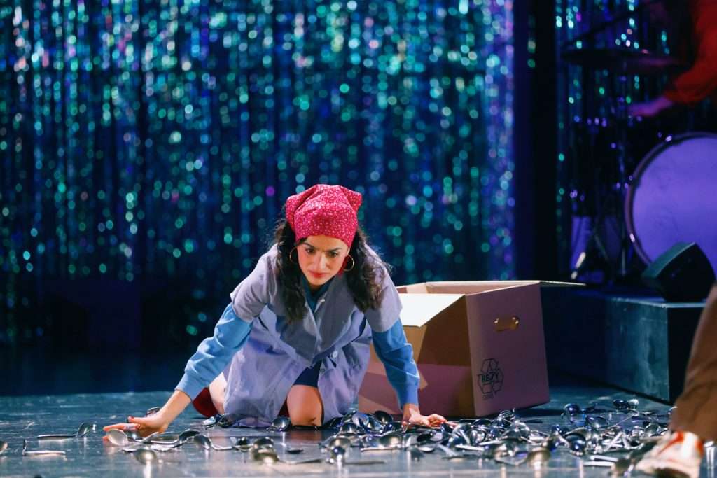 Sesede Terziyan “Unser Deutschlandmärchen” oyununda, fotoğraf: ©Ute Langkafel / MAIFOTO