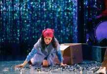 “Unser Deutschlandmärchen” Brechtfestival Augsburg’da sahnelenecek Sesede Terziyan “Unser Deutschlandmärchen” oyununda, fotoğraf: ©Ute Langkafel / MAIFOTO