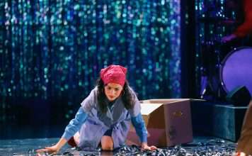 “Unser Deutschlandmärchen” Brechtfestival Augsburg’da sahnelenecek Sesede Terziyan “Unser Deutschlandmärchen” oyununda, fotoğraf: ©Ute Langkafel / MAIFOTO