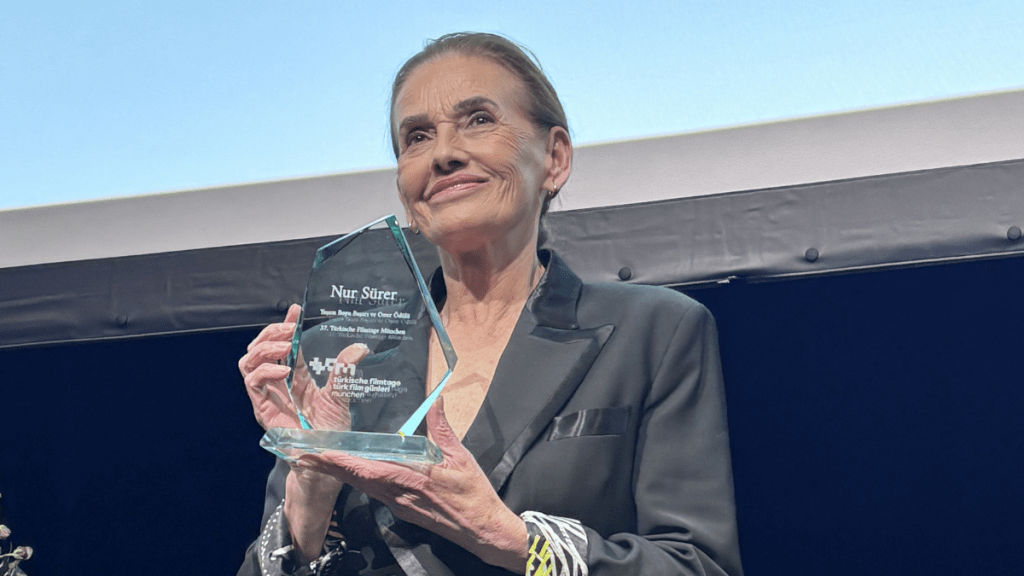 37.Münih Türk Film Günleri’nde NurSürer’e YaşamBoyu Onur Ödülü verildi.
