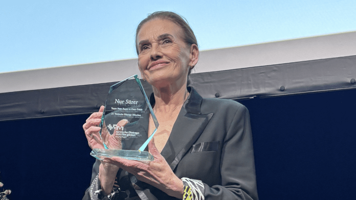 37.Münih Türk Film Günleri’nde NurSürer’e YaşamBoyu Onur Ödülü verildi.