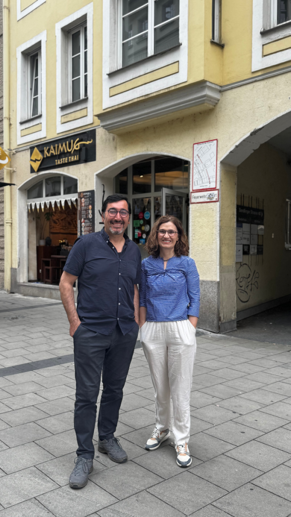 Dr. Ayfer Eren Şensoy ve Dr. Yakup Şensoy, Daphne Laser Skin Care'in bulunduğu Münih Sendlinger Straße'deki bina önünde