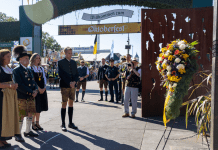 Oktoberfest bugün açıldı! Açılışta ilk kez anma jesti yapıldı Dominik Krause, Mona Fuchs ve Verena Dietl, Oktoberfest saldırısı anıtının önünde