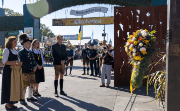 Oktoberfest bugün açıldı! Açılışta ilk kez anma jesti yapıldı Dominik Krause, Mona Fuchs ve Verena Dietl, Oktoberfest saldırısı anıtının önünde