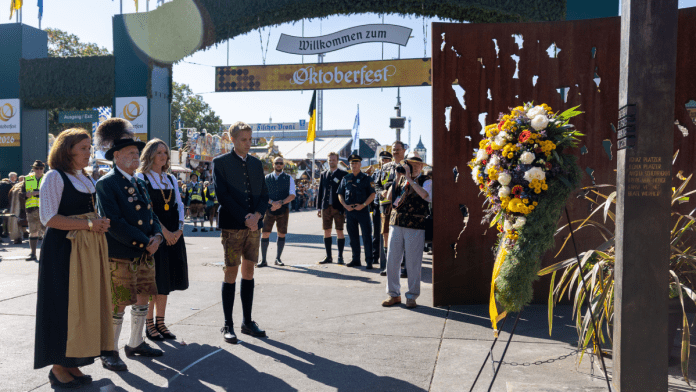 Dominik Krause, Mona Fuchs ve Verena Dietl, Oktoberfest saldırısı anıtının önünde