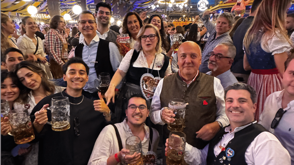Oktoberfest 2026: Boğaziçi mezunlar buluşmasında bir grup insan