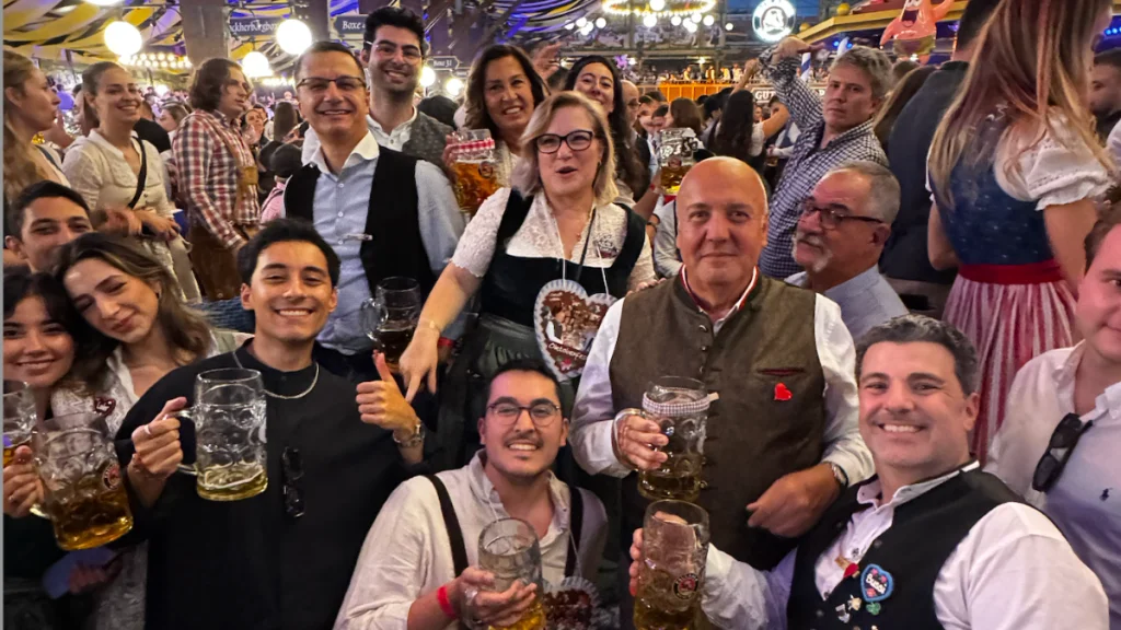 Oktoberfest 2026: Boğaziçi mezunlar buluşmasında bir grup insan