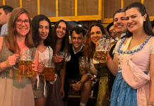 Oktoberfest 2026: Boğaziçi ve İTÜ mezunları aynı gün buluştu Oktoberfest 2026: Boğaziçi mezunlar buluşmasında bir grup insan