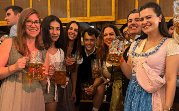Oktoberfest 2026: Boğaziçi ve İTÜ mezunları aynı gün buluştu Oktoberfest 2026: Boğaziçi mezunlar buluşmasında bir grup insan