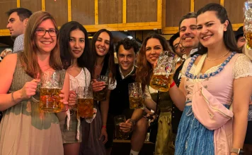 Oktoberfest 2026: Boğaziçi ve İTÜ mezunları aynı gün buluştu Oktoberfest 2026: Boğaziçi mezunlar buluşmasında bir grup insan