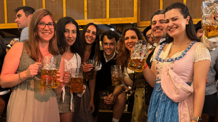 Oktoberfest 2026: Boğaziçi mezunlar buluşmasında bir grup insan